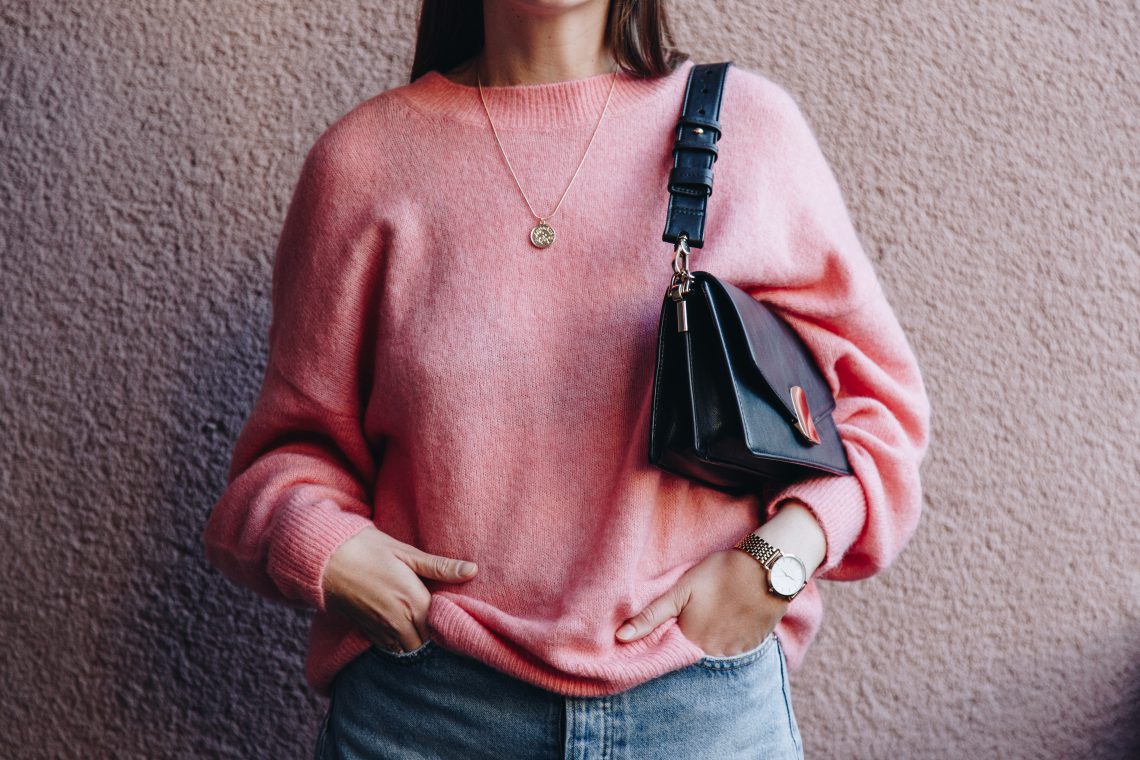 Kobieta w sweterku z modnymi dodatkami do stylizacji
