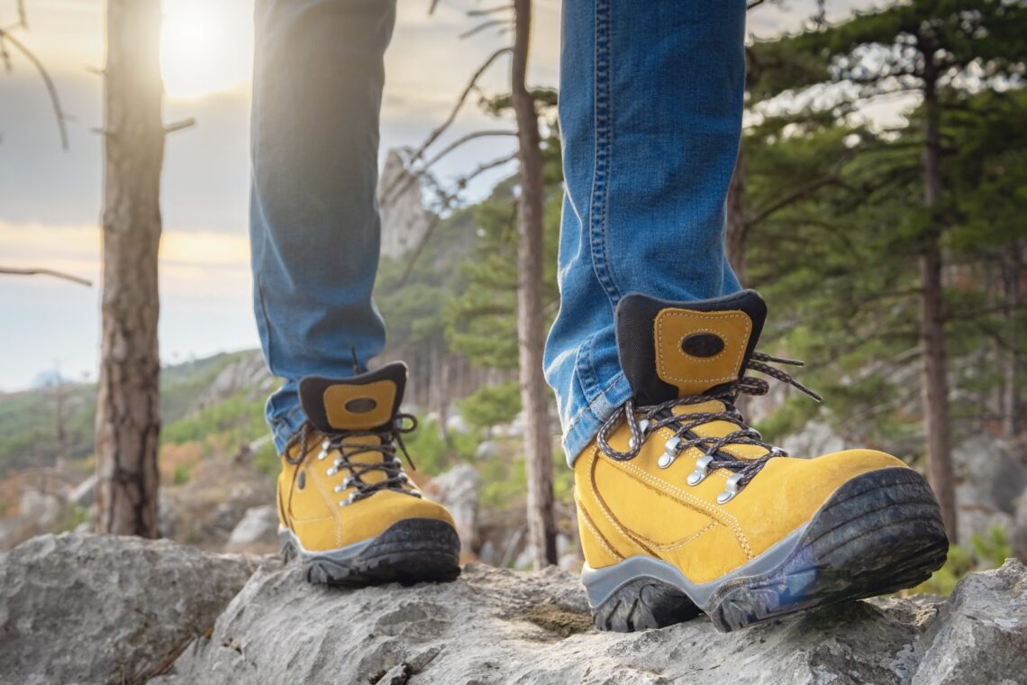 Mężczyzna w wytrzymałych butach na spacerze w górach