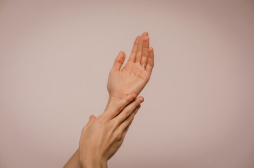 Kobieta ma problem z atopowym zapalenie skóry na dłoniach